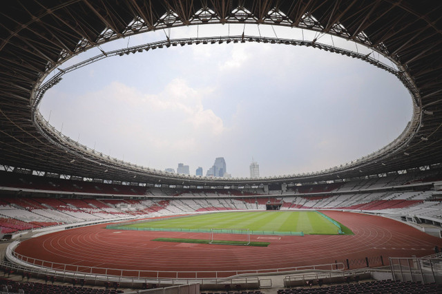 Kondisi rumput lapangan sepak bola di Stadion Utama Gelora Bung Karno, Jakarta, Jumat (11/8/2024). Foto: Jamal Ramadhan/kumparan