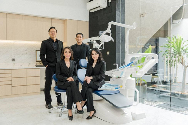 drg. El Lorentzon, MSc (Prosth), drg. Afriani Nov Angellina, SpKG, drg. Yohan Edward Marpaung, SpBM, dan drg. Ria Lestari selaku co-founders Djani Dental Studio saat acara peresmian di Menteng, Jakarta Pusat, Minggu (03/11). Foto: Dok. Djani Dental Studio