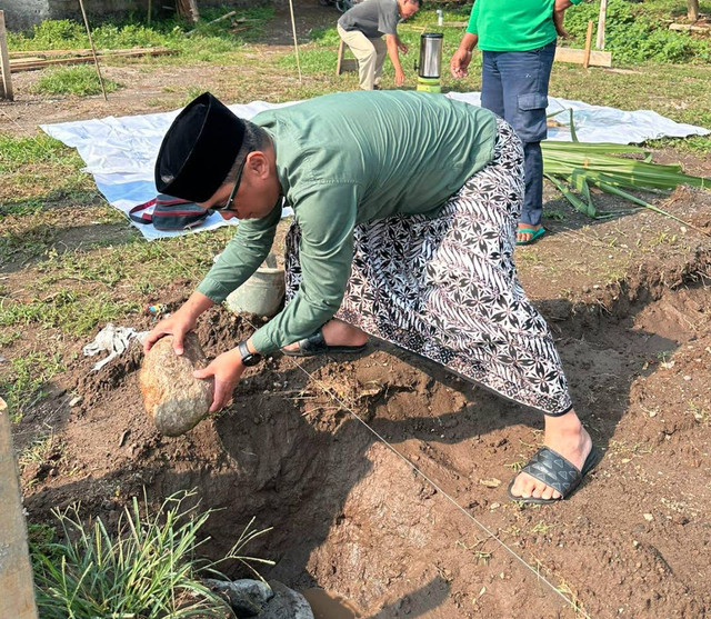 Proses pemindahan makam Kiai Kromo Ijoyo. Dok: PT Adhi Karya