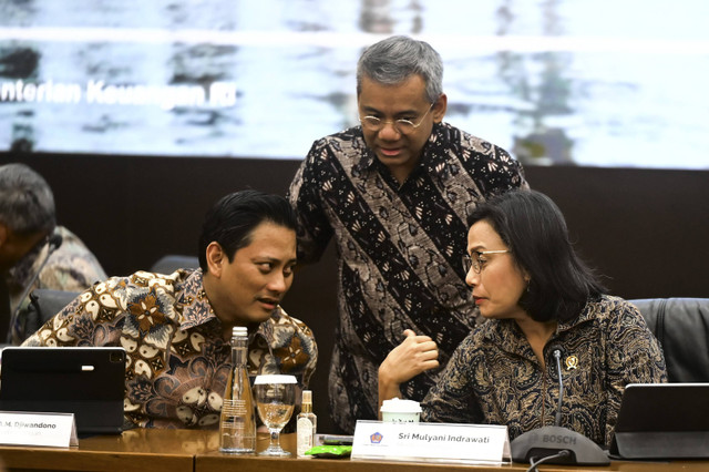 Menteri Keuangan Sri Mulyani Indrawati (kanan) berbincang dengan Wakil Menteri Keuangan Thomas Djiwandono (kiri) dan Suahasil Nazara (tengah) sebelum memberikan keterangan pers APBN KiTa edisi November 2024 di Jakarta, Jumat (8/11/2024). Foto: Rivan Awal Lingga/ANTARA FOTO