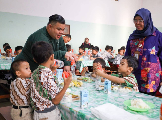 Pembagian makanan bergizi gratis di salah satu panti asuhan di Surabaya. Foto: Masruroh/Basra