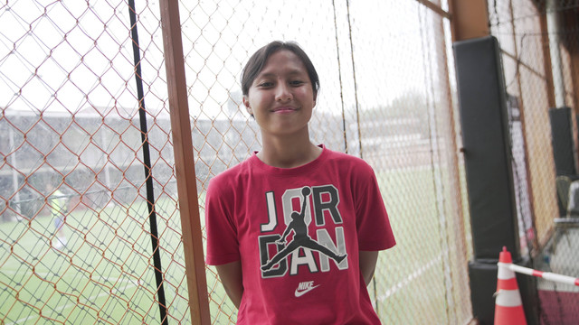 Pesepak bola wanita Indonesia, Viny Silfianus, di The Forum Sports Hub, Bintaro, Jakarta Selatan.  Foto: Andi Fajar/kumparan