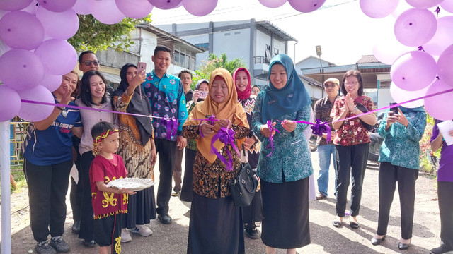 Pemotongan pita yang dilakukan saat pembukaan job expo di TK Kristen Filipi Sekadau. Foto: Dina Mariana/Hi!Pontianak