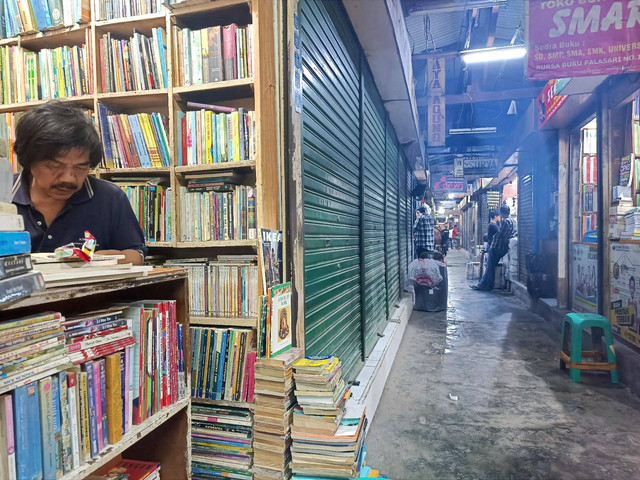 Pasar Buku Palasari Bandung yang sepi pengunjung, Jumat (8/11). Foto: Robby Bouceu/kumparan