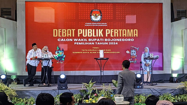 Ilustrasi: Debat Publik Pertama Pilkada Bojonegoro yang digelar KPU Bojonegoro. Sabtu (19/10/2024) (Aset: Istimewa)