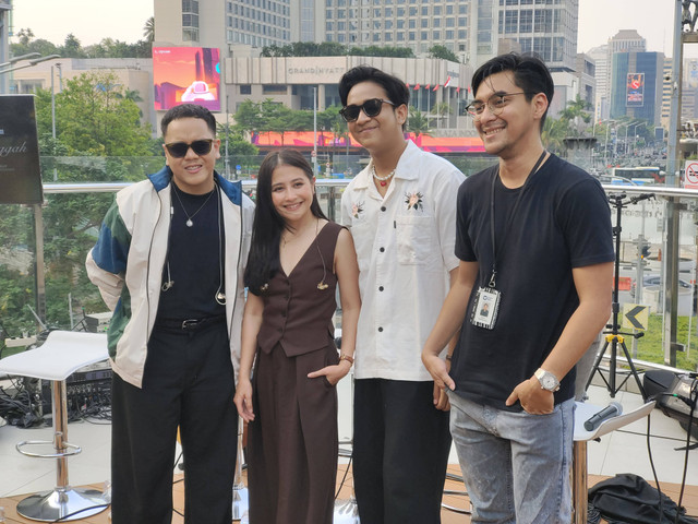 Prilly Latuconsina, bersama grup musik Daun Jatuh, hadir dalam acara perilisan lagu Tuk Singgah, di Thamrin, Jumat (8/11). Foto: Vincentius Mario/kumparan