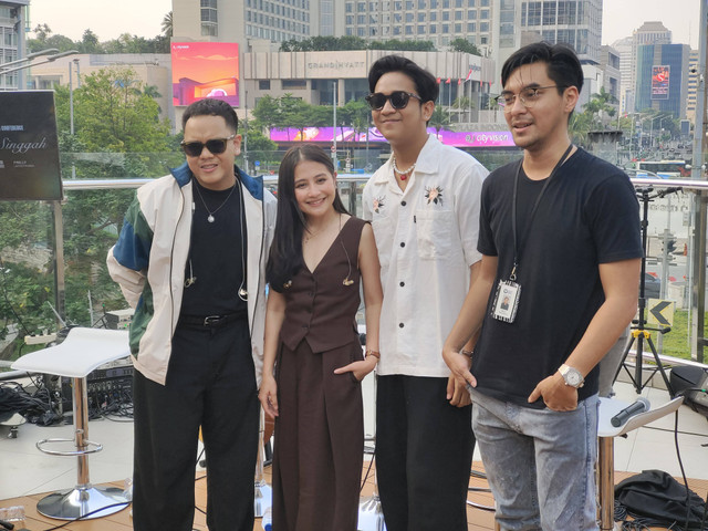 Prilly Latuconsina, bersama grup musik Daun Jatuh, hadir dalam acara perilisan lagu Tuk Singgah, di Thamrin, Jumat (8/11). Foto: Vincentius Mario/kumparan