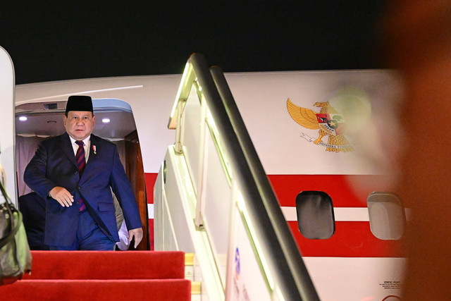 Presiden Prabowo Subianto tiba di Beijing Capital International Airport, Beijing, Republik Rakyat Tiongkok (RRT), pada Jumat (8/11). Foto: Muchlis Jr - Biro Pers Sekretariat Presiden.