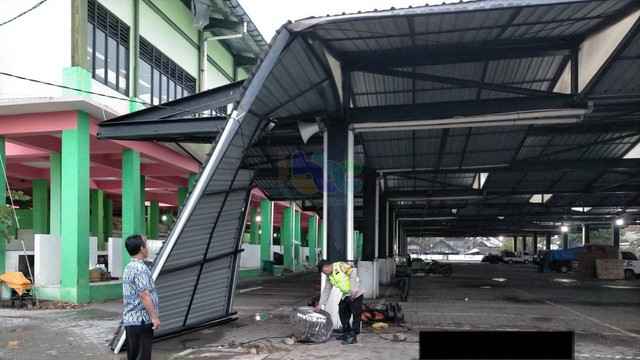 Kondisi atap gavalum tempat parkir Pasar Banjarejo yang runtuh. Jumat sore (08/11/2024) (Aset: Istimewa)