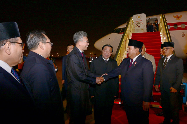 Presiden Prabowo Subianto tiba di Beijing Capital International Airport, Beijing, Republik Rakyat Tiongkok (RRT), pada Jumat (8/11). Foto: Dok. Muchlis Jr - Biro Pers Sekretariat Presiden