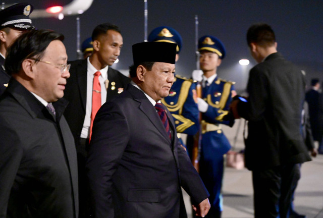 Presiden Prabowo Subianto tiba di Beijing Capital International Airport, Beijing, Republik Rakyat Tiongkok (RRT), pada Jumat (8/11). Foto: Dok. Muchlis Jr - Biro Pers Sekretariat Presiden