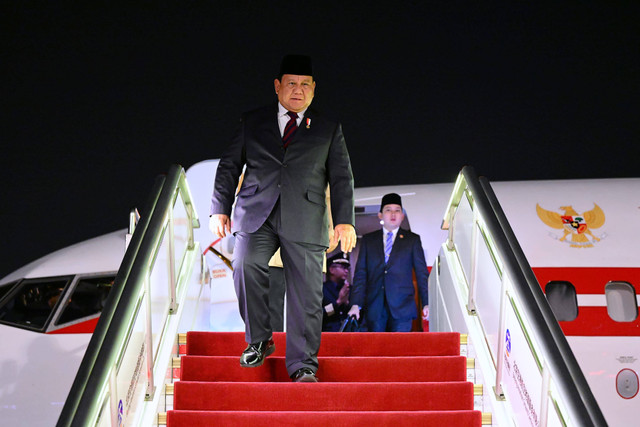 Presiden Prabowo Subianto tiba di Beijing Capital International Airport, Beijing, Republik Rakyat Tiongkok (RRT), pada Jumat (8/11). Foto: Dok. Muchlis Jr - Biro Pers Sekretariat Presiden