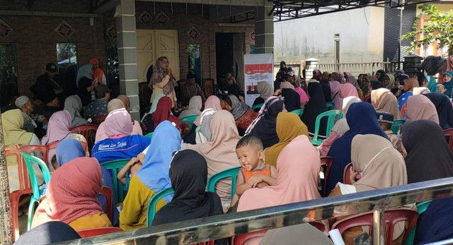 Cabup Mempawah Erlina berdialog dengan warga Gang Tani Kelurahan Sungai Pinyuh. Foto: M. Zain/Hi!Pontianak