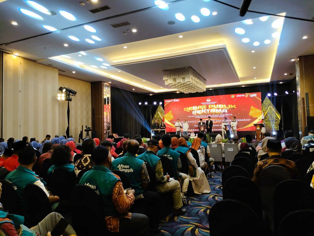 Suasana debat publik pertama Pilwalkot Yogyakarta di Hotel Tara Yogyakarta, Jumat (8/11) malam. Foto: Arfiansyah Panji Purnandaru/kumparan