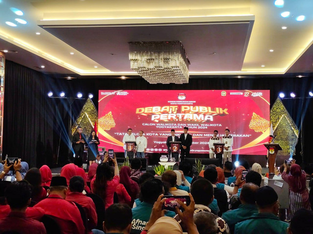 Suasana debat publik pertama Pilwalkot Yogyakarta di Hotel Tara Yogyakarta, Jumat (8/11) malam. Foto: Arfiansyah Panji Purnandaru/kumparan