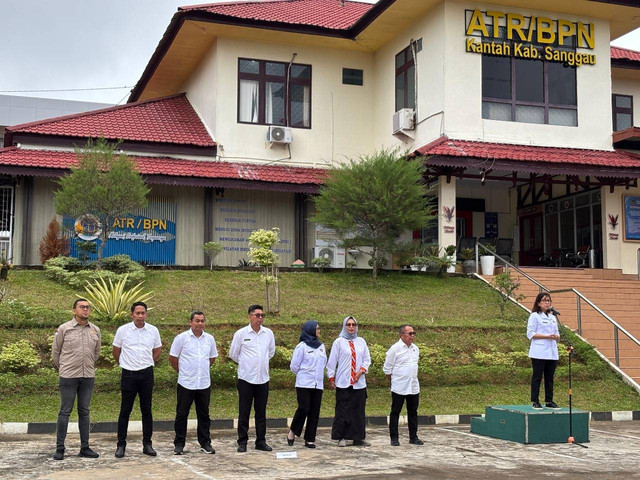 Kepala Kanwil BPN Kalbar memimpin apel gabungan di Kantah Kabupaten Sanggau. Foto: Dok. Kantah Kabupaten Sekadau