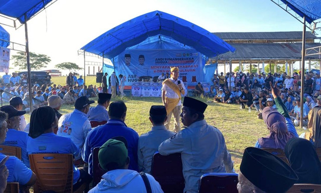 Andi Sumangerukka saat bertemu warga di Wawonii, Konawe Kepulauan.