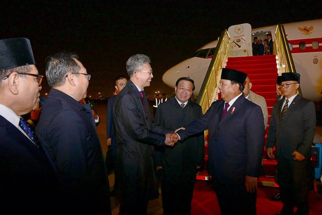 Presiden Prabowo Subianto tiba di Beijing Capital International Airport, Beijing, Republik Rakyat Tiongkok (RRT), pada Jumat (8/11). Foto: Dok. Muchlis Jr - Biro Pers Sekretariat Presiden.