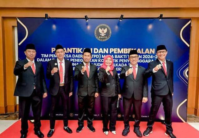 Enam Tim Pemeriksa Daerah (TPD) perwakilan Lampung yang resmi di lantik oleh Dewan Kehormatan Penyelenggara Pemilu (DKPP) | Foto : Dok. Bawaslu