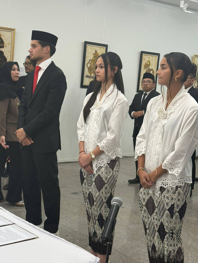 Pemain keturunan Indonesia: Kevin Diks, Noa Leatomu, Estella Loupatty resmi mengucap sumpah WNI di KBRI Copenhagen, Denmark, pada 8 November 2024. Foto: PSSI