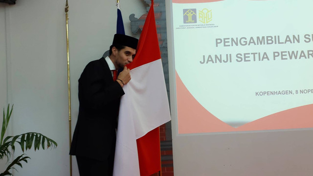 Pemain keturunan Indonesia, Kevin Diks, resmi mengucap sumpah WNI di KBRI Copenhagen, Denmark, pada 8 November 2024. Foto: PSSI