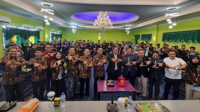 Suasana penandatanganan MoU yang dilakukan dengan Telkomsel dan pihak Dinas Pendidikan serta Rektorat Universtas terkait dengan memperkuat ekosistem digital.  