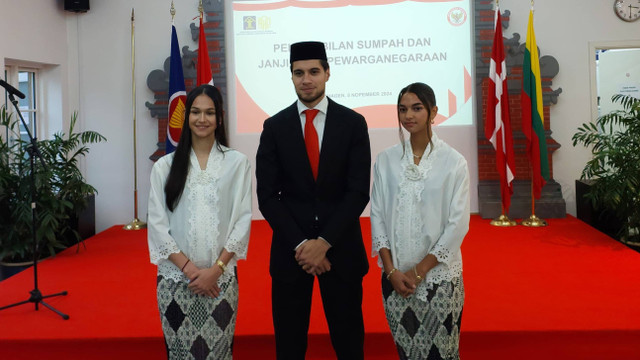 Noa Leatomu, Kevin Diks, dan Estella Loupatty usai mengambil sumpah WNI di KBRI Copenhagen, Denmark, Jumat (8/11).  Foto: Dok. PSSI