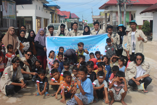 komunitas Sikola Bajalan dan Komunitas Kuliah Kerja Nyata (KKN) Tapak Pengabdi Khatulistiwa (Tabik) generasi 4 Universitas Muhammadiyah Yogyakarta (UMY) selesai melaksanakan kegiatan bersama siswa/i Madrasah Ibtitidaiyah (MI) Mola Selatan. Sumber: dokumen pribadi.