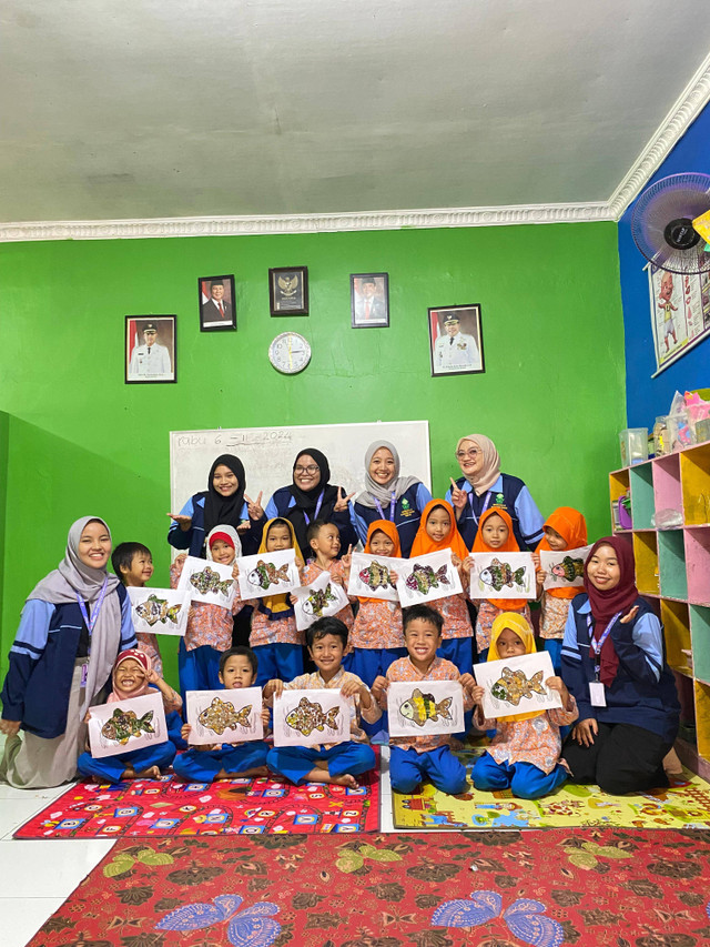 Kegiatan pembuatan kolase daun kering anak TK Aisyiyah Bustanul Athfal 02 bersama mahasiswa KKN