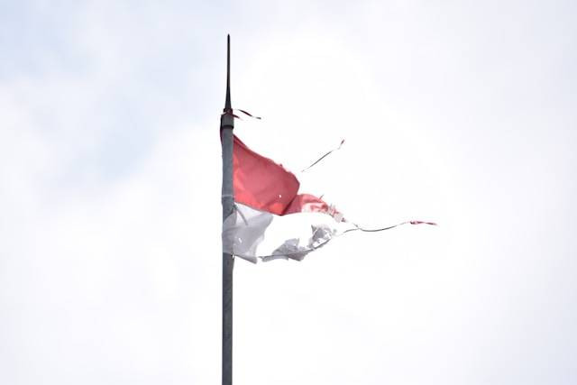 Makam pahlawan di Surabaya. Foto hanyalah ilustrasi, bukan tempat yang sebenarnya. Sumber: Unsplash/Ekwan Wiratno