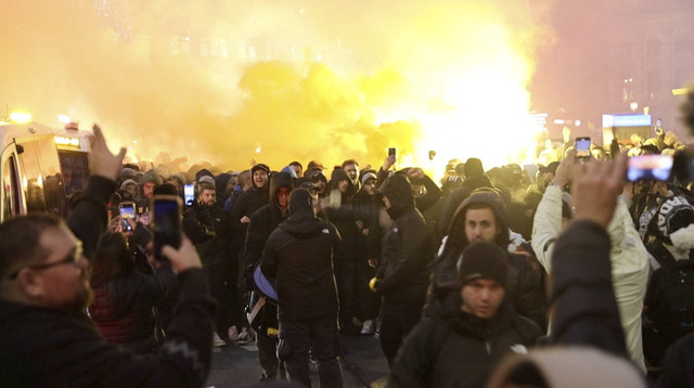 Pendukung Maccabi Tel Aviv dari Israel meneriakkan kata-kata kotor saat mereka menuruni eskalator di Amsterdam, Belanda, 7 November 2024. Foto: Michel Van Bergen/via REUTERS