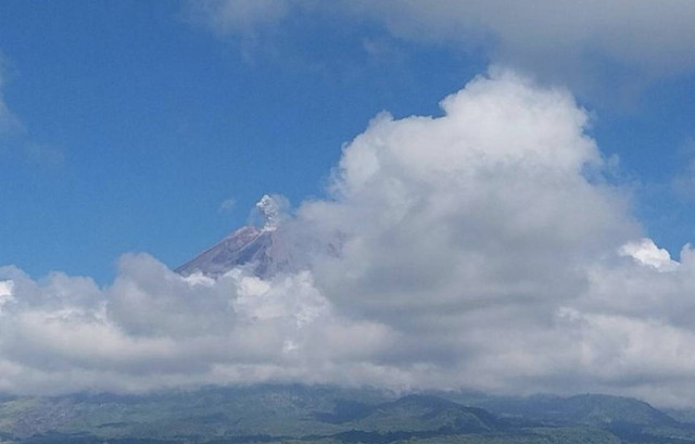 Gunung Semeru erupsi pada Sabtu pagi (9/11/2024). Dok: ANTARA/HO-PVMBG