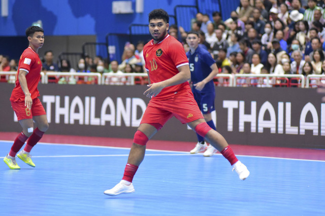 Timnas Futsal Indonesia melawan Thailand dalam pertandingan semi final futsal Piala AFF 2024 di Terminal Hall, Nakhon Ratchasima, Thailand, Jumat (8/11/2024). Foto: Dok. PSSI