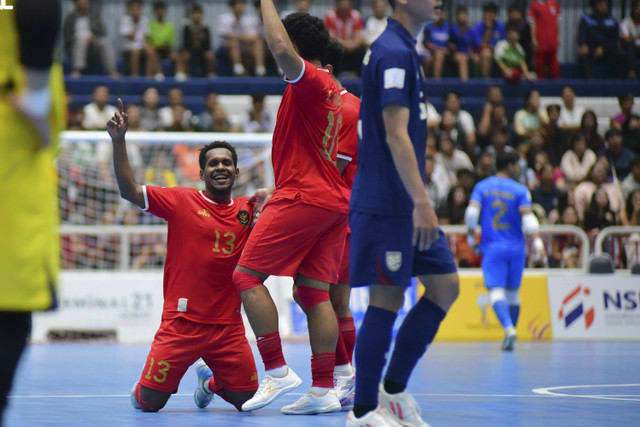 Timnas Futsal Indonesia melawan Thailand dalam pertandingan semi final futsal Piala AFF 2024 di Terminal Hall, Nakhon Ratchasima, Thailand, Jumat (8/11/2024). Foto: Dok. PSSI