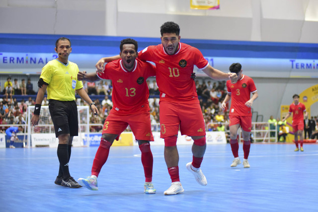 Timnas Futsal Indonesia melawan Thailand dalam pertandingan semi final futsal Piala AFF 2024 di Terminal Hall, Nakhon Ratchasima, Thailand, Jumat (8/11/2024). Foto: Dok. PSSI