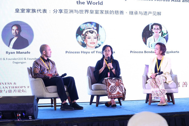 Dari kiri: CEO Dagangan, Ryan Manafe; GKR Hayu; GKR Bendara, dalam acara bertajuk "Philanthropy, Succession, and Legacy: Insights from Royal Families Across Asia and the World" di Singapura, Jumat (8/11). Foto: Dok. Istimewa