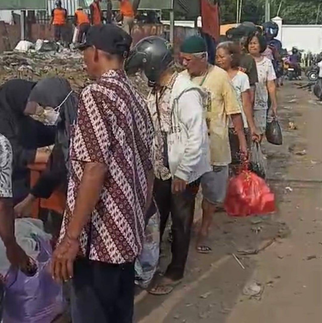 Antrean warga saat menimbang sampah. Foto: Dok. Istimewa