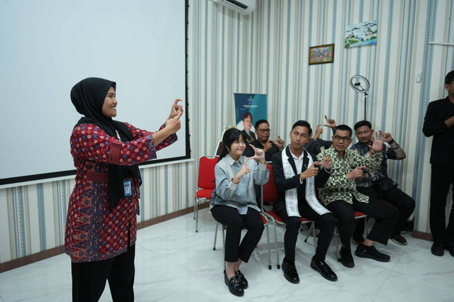 Duta Literasi Sumsel, dr Ratu Tenny Leriva saat mengenalkan bahasa isyarat kepada komunitas dan siswa yang ada di Palembang, Foto : Ist