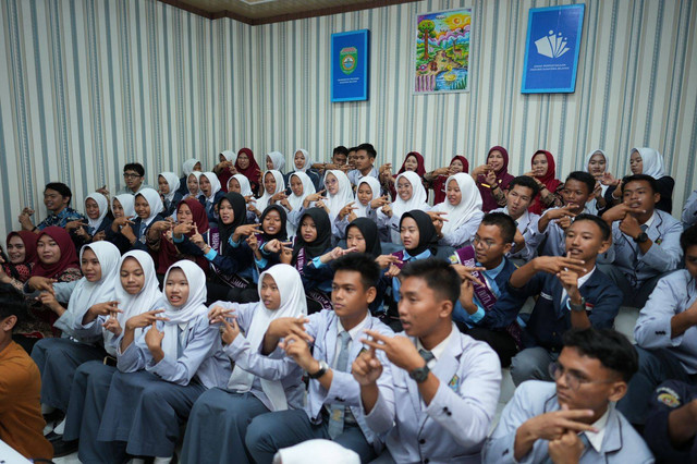 Para siswa dan komunitas saat mengikuti pengenalan bahasa isyarat, Foto : Ist