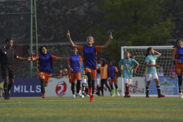 Para siswi melakukan selebrasi usai mencetak gol dan meraih kemenangan di ajang MilkLife Soccer Challenge Jakarta Seri 2 2024 yang berlangsung di Kingkong Soccer Arena dan Stadion Atang Sutresna Kopassus, Cijantung, Jakarta Timur pada 6-10 November. Foto: Dok. MilkLife Soccer Challenge