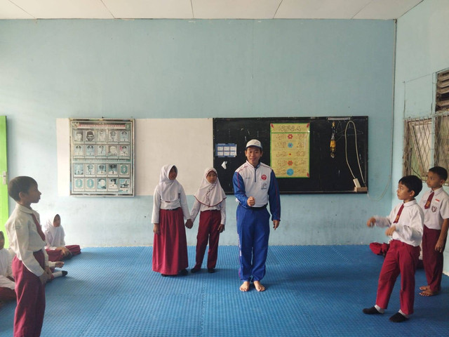 Instruktur Asmo Kalbar memberikan edukasi safety riding kepada siswa-siswi SDN 93 Pontianak. Foto: Dok. Asmo Kalbar