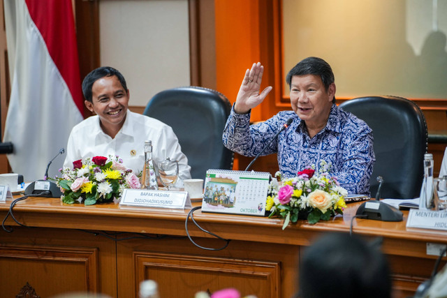 Menteri Kehutanan (Menhut) Raja Juli Antoni bersama Utusan Khusus Presiden untuk Energi dan Lingkungan Hidup, Hashim Djojohadikusumo. Foto: Dok. Kemenhut