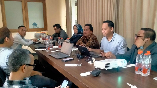 Lembaga Pemantau Independen, Bojonegoro Creative Network (BCN), saat menggelar eksaminasi publik di Adelia Cafe, Jalan Gajah Mada Bojonegoro. Jumat (08/11/2024). (Aset: Istimewa)