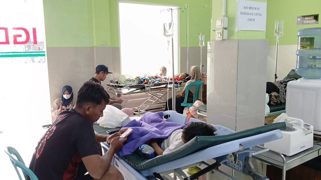 Suasana ruang Instalasi Gawat Darurat (IGD) RSUD dr Soetidjono Blora, yang penuh pasien penderita demam berdarah. (Aset: Istimewa)