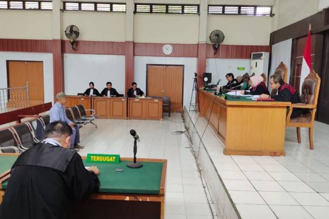 Mantan Kepala Desa (Kades) Harimau Tandang Kecamatan Pemulutan, Ogan Ilir (OI), Sumsel, Syamsul saat menjalani sidang, Foto : Ist