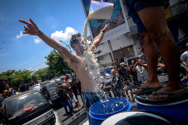 Peloper susu melakukan aksi mandi susu sapi yang tidak terserap oleh industri pengolahan susu di Tugu Susu Tumpah, Boyolali, Jawa Tengah, Sabtu (9/11/2024).  Foto: Aloysius Jarot Nugroho/ANTARA FOTO  