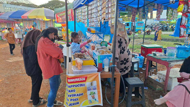 UMKM Kendari menjajakan jualan di kampanye akbar ASR-Hugua. Foto: Dok. Istimewa.