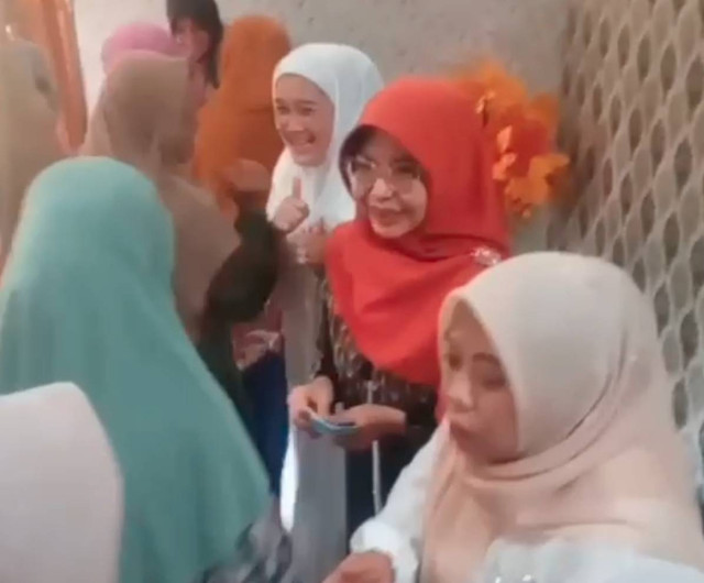 Video viral Raden Dewi Setiani diduga membagikan uang. Dok: Ist.