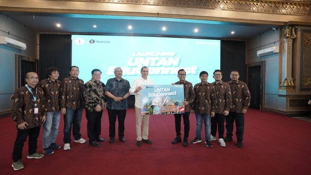 Telkomsel berkolaborasi bersama Universitas Tanjungpura Pontianak menghadirkan seminar edukasi dengan tema 'Unlocking Personal Value With Tech and Mindset: A Path to Career Readiness'. Foto: Dok. Telkomsel