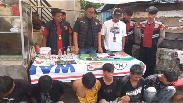 Polisi saat menangkap tujuh orang pengedar dan pengguna narkoba di Palembang, Foto : Ist